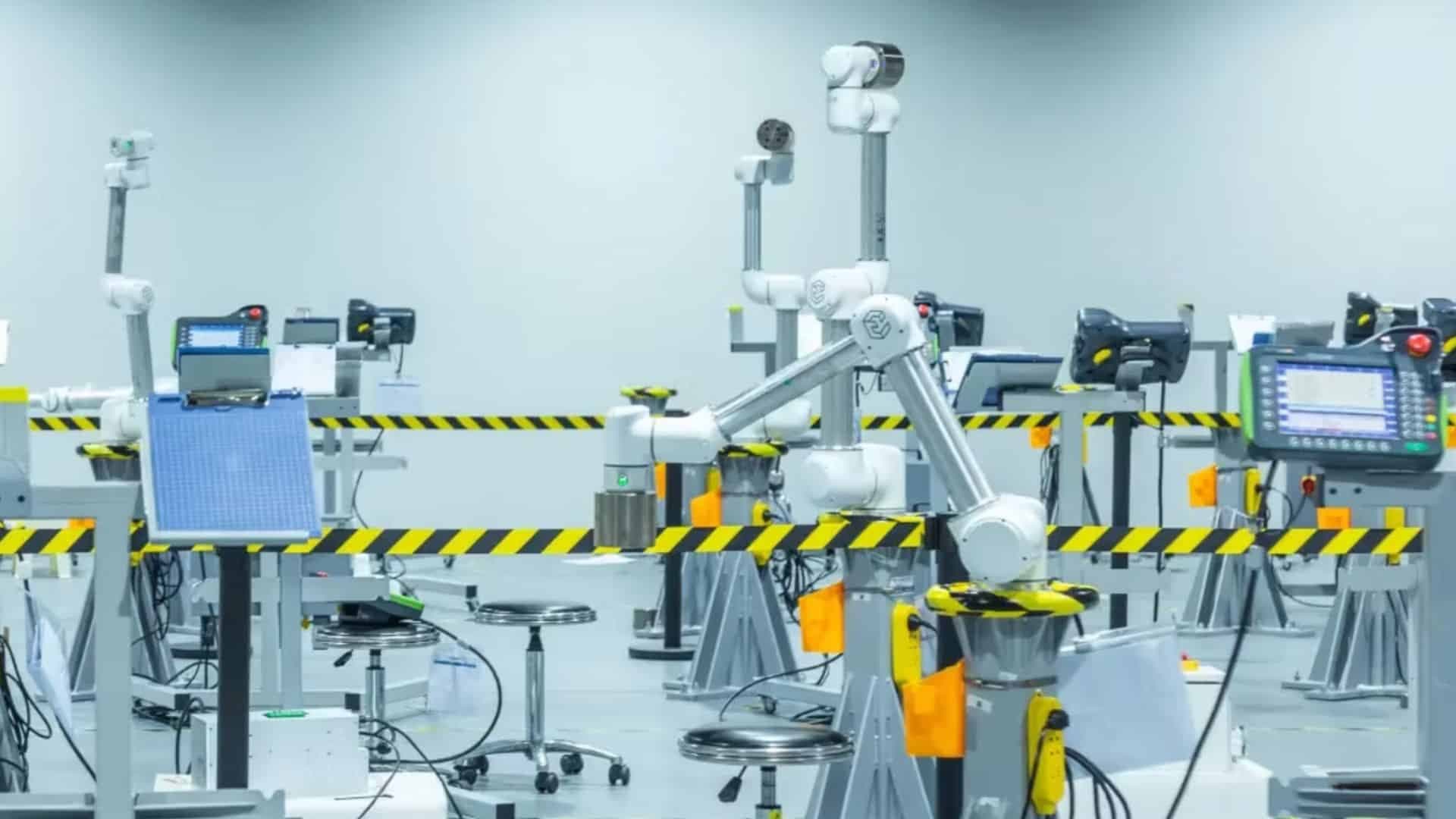 Workfloor with screens cobots